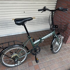 ★美品★20インチ　外装6段変速　LEDオートライト　バスケット　リアキャリア付き折り畳み自転車　カーキ色の画像