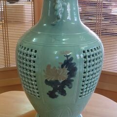 青磁特大花瓶花柄入り 約70cm 青磁器 定価15万円の画像