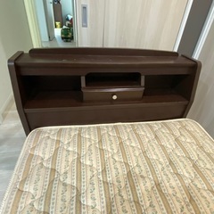 シングルベットの枠組みとマットレスのセットの画像