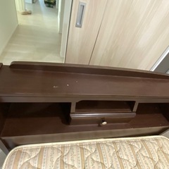 シングルベットの枠組みとマットレスのセットの画像
