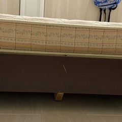 シングルベットの枠組みとマットレスのセットの画像