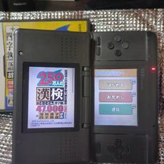 任天堂DS初代本体とソフト検定物3本とジャンクのDSと充電器の画像