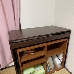 ブラウンの鏡付き収納キャビネットの画像