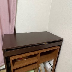 ブラウンの鏡付き収納キャビネットの画像