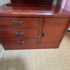 ブラウンの鏡付き収納キャビネットの画像