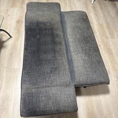グレーのソファ ベッドタイプにもなります。の画像
