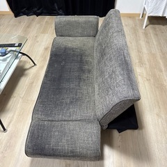 グレーのソファ ベッドタイプにもなります。の画像