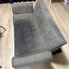 グレーのソファ ベッドタイプにもなります。の画像