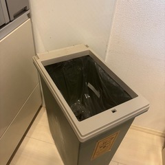 訳あり　ゴミ箱の画像