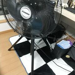黒い大きな扇風機の画像
