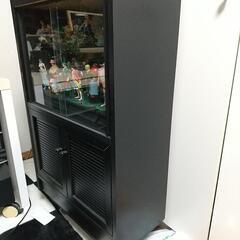 黒い使いやすい棚の画像