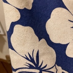 ハイビスカス　ネイビーとホワイトの花柄ショルダーバッグの画像