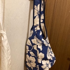 ハイビスカス　ネイビーとホワイトの花柄ショルダーバッグの画像