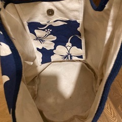 ハイビスカス　ネイビーとホワイトの花柄ショルダーバッグの画像