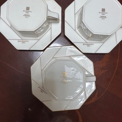 GIVENCHY カップソーサーとお皿の画像