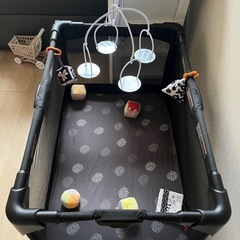 4momsベビーベッド兼プレイヤードの画像