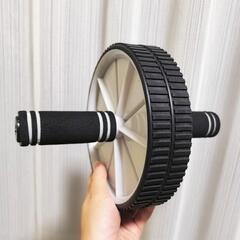 ダンベル、腹筋ローラー、ヨガマットの画像