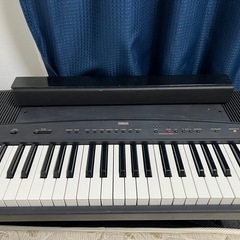 電子ピアノとスピーカーの画像