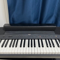 電子ピアノとスピーカーの画像