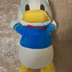 赤ちゃん顔のドナルドダック 赤いほっぺ 寝そべりぬいぐるみの画像