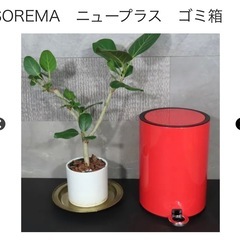 ペダル付きの赤い円筒ゴミ箱の画像