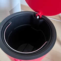 ペダル付きの赤い円筒ゴミ箱の画像