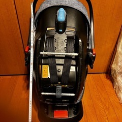 デニム風チャイルドシート 安全ベルトの画像