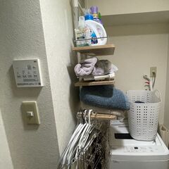 ランドリー収納 つっぱり 突っ張り棚 高さ調整 防水パン対応 スリム 防水パン 設置 伸縮式 ドラム式 縦型 壁面収納 おしゃれ 収納ラック すき間ラック 隙間ラックの画像