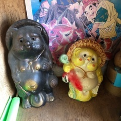 招き猫やたぬきの置物の画像