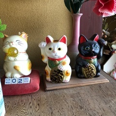 招き猫やたぬきの置物の画像