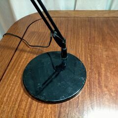 「無料」デスクライトです。シンプル＆モダンですが蛍光灯でイマドキじゃない(レトロ?)ヤツです。の画像
