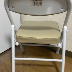 小さい椅子　肌色の画像