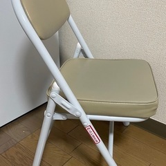 小さい椅子　肌色の画像