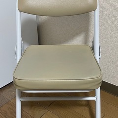 小さい椅子　肌色の画像