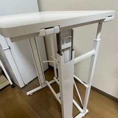 手動で高さ調節できるデスク　白の画像