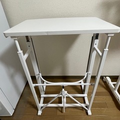 手動で高さ調節できるデスク　白の画像