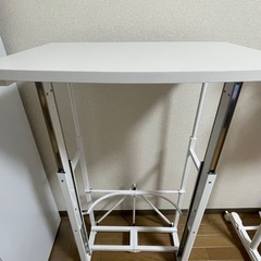 手動で高さ調節できるデスク　白の画像
