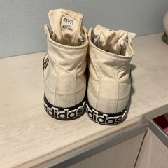 adidas ダメージスニーカーの画像