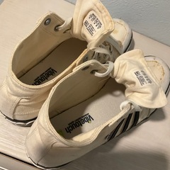 adidas ダメージスニーカーの画像