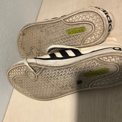 adidas ダメージスニーカーの画像