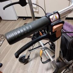 介助歩行器　4輪、無料，の画像