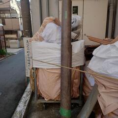 現場で余ったフローリング材と長尺シートです。長尺シートは糊もあります。いろいろ使い道はあると思ます。の画像
