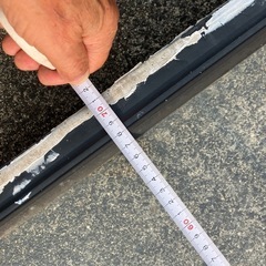 古いキャンピングトレーラーの窓　汚れ、キズありの画像