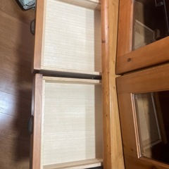 昔ながらの食器棚の画像