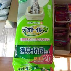 猫のエサとトイレシートの画像