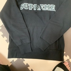 美品!シュプリーム Supreme パーカーの画像
