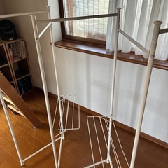 屋内用洗濯物干しの画像