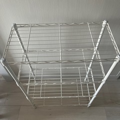 白いスチールラックの画像