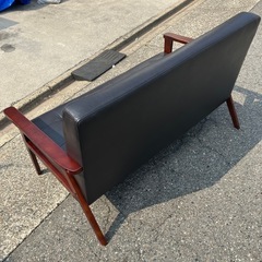 ソファ　二人掛け　昭和レトロ　クッション付き　ブラック　黒　オシャレ家具　おしゃれ　お洒落　2人掛け　ソファー　レザー調　家具　インテリア【横125奥70背高74座面高38】の画像