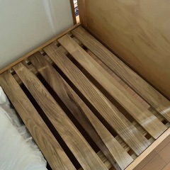木製シングルベッドの画像